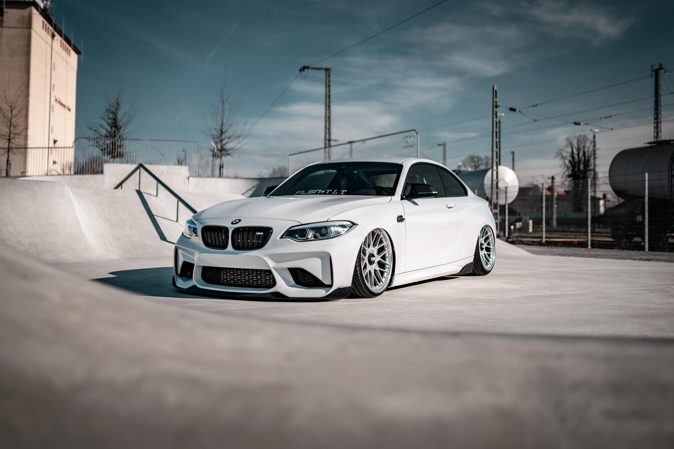 Professionelle Automotive-Fotografie eines getunten Fahrzeugs, aufgenommen mit Fokus auf die markante Fahrzeugfront und das individuelle Design.