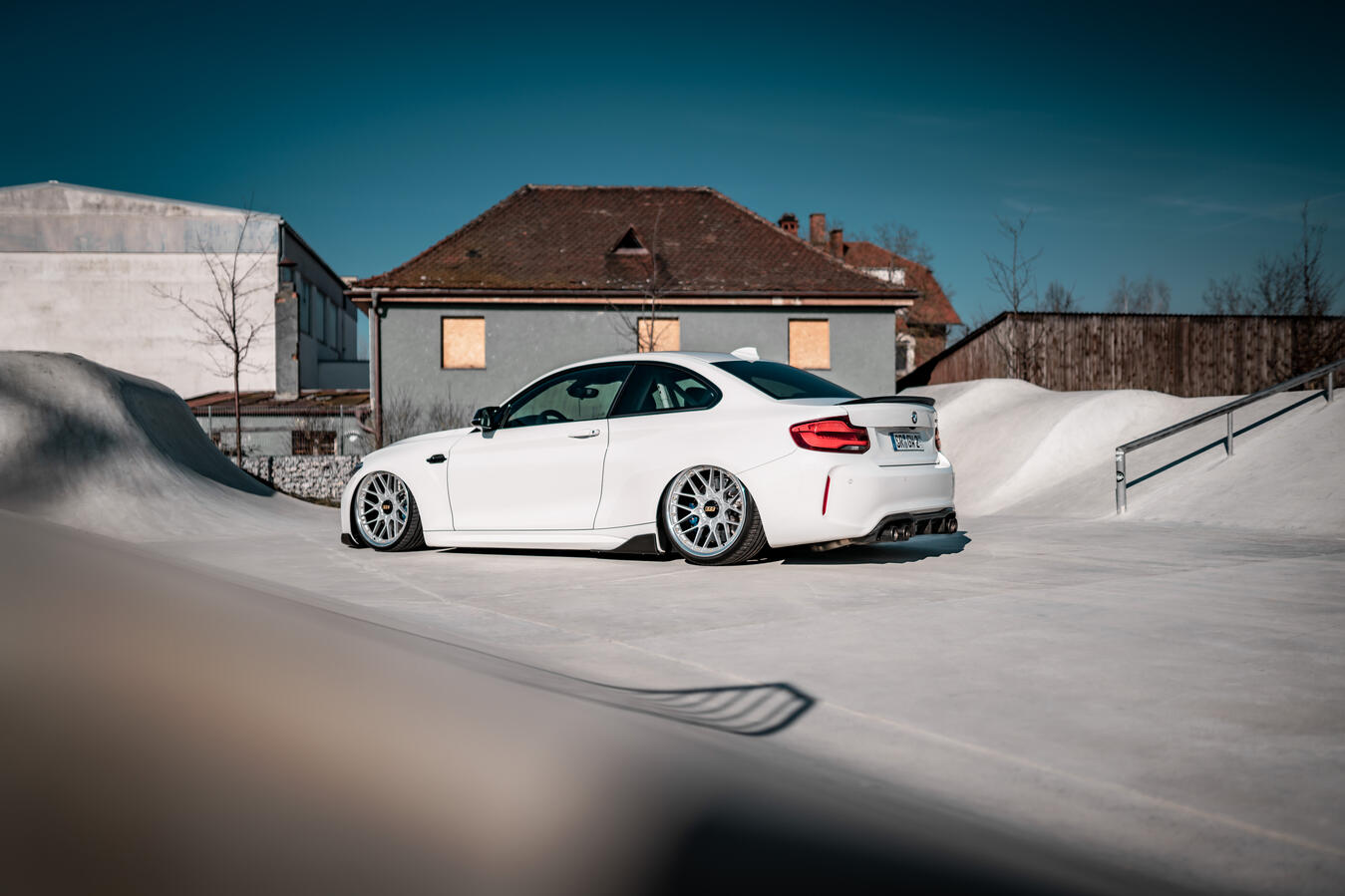 Nicht einfach nur ein Auto. Ein Statement. Dynamische Fahrzeugfotografie eines sportlich modifizierten Autos mit hochwertigem Tuning und individueller Optik.