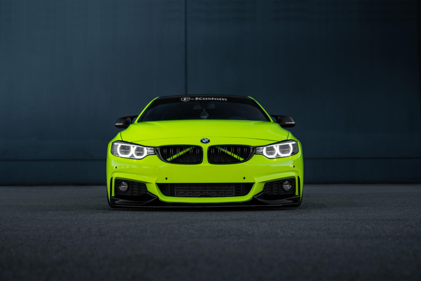 Hochwertiges Automotive-Foto eines individuellen Fahrzeugs mit stimmungsvoller Lichtstimmung und detaillierter Darstellung des Fahrzeugdesigns.
